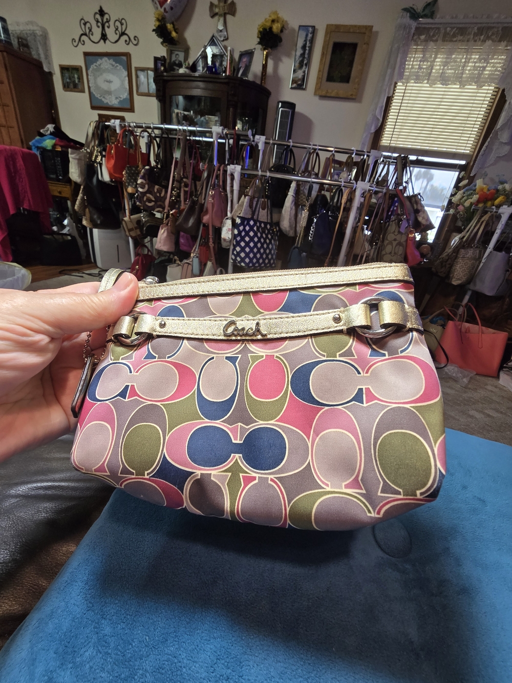 Coach Multicolor Scarf Signature Satin Wristlet w Gold Trim Great Condition 7.5L - Picture 4 of 9